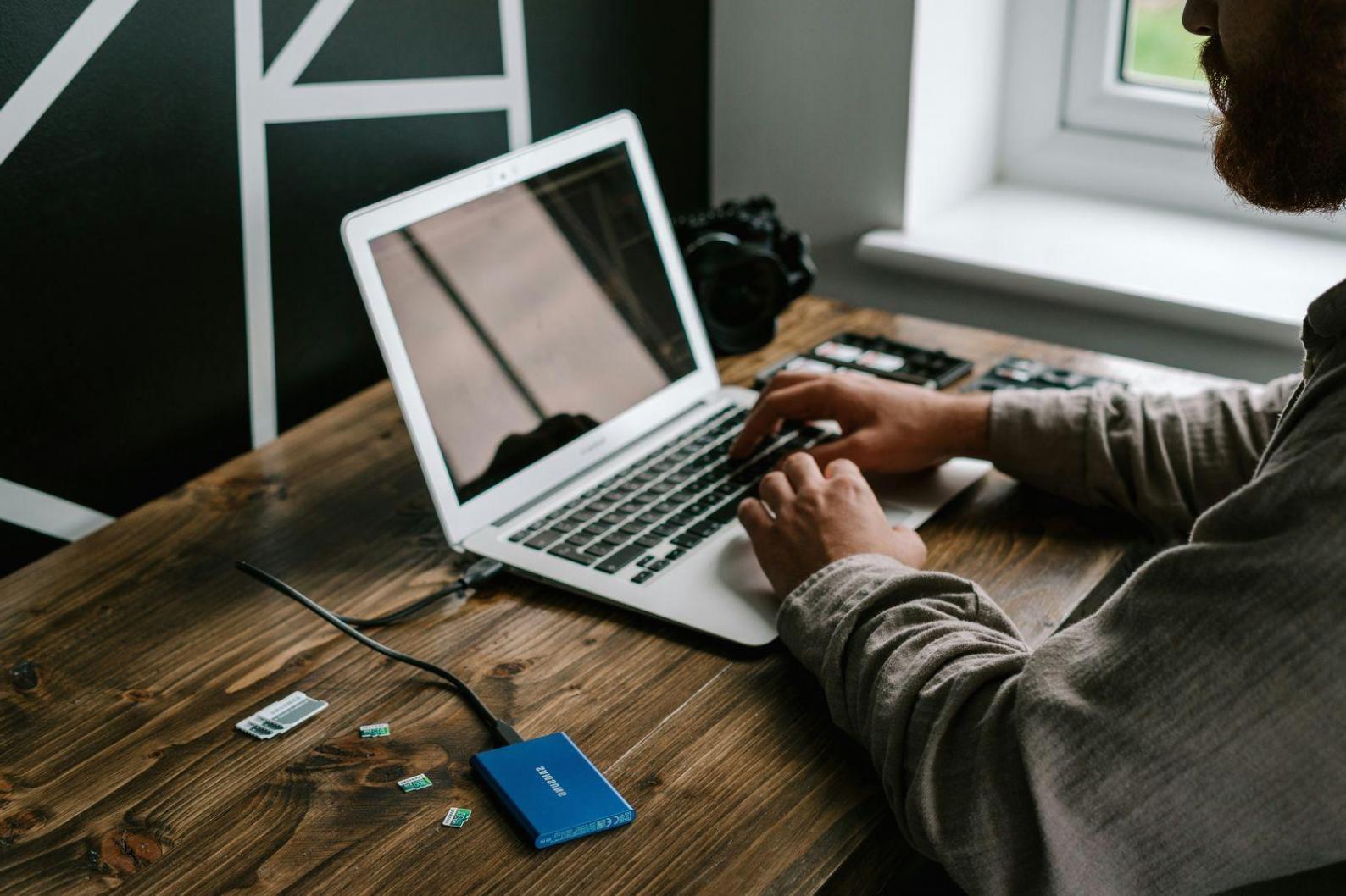 Analyse de documents budgétaires sur un bureau