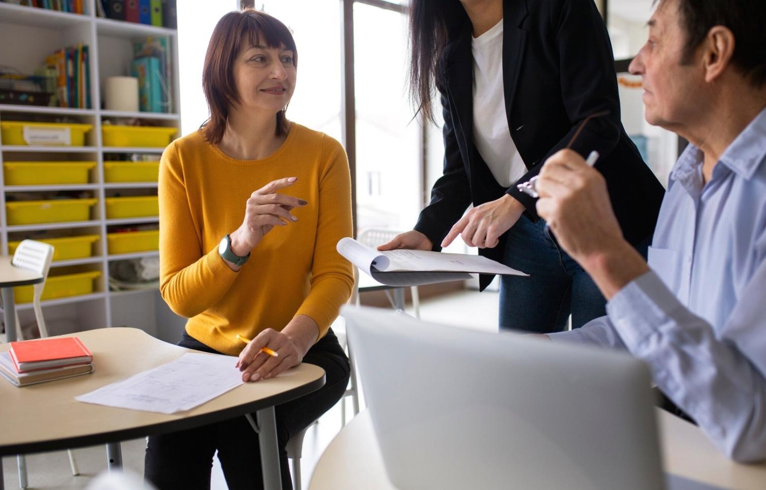 Espace de travail avec documents financiers et calculatrice